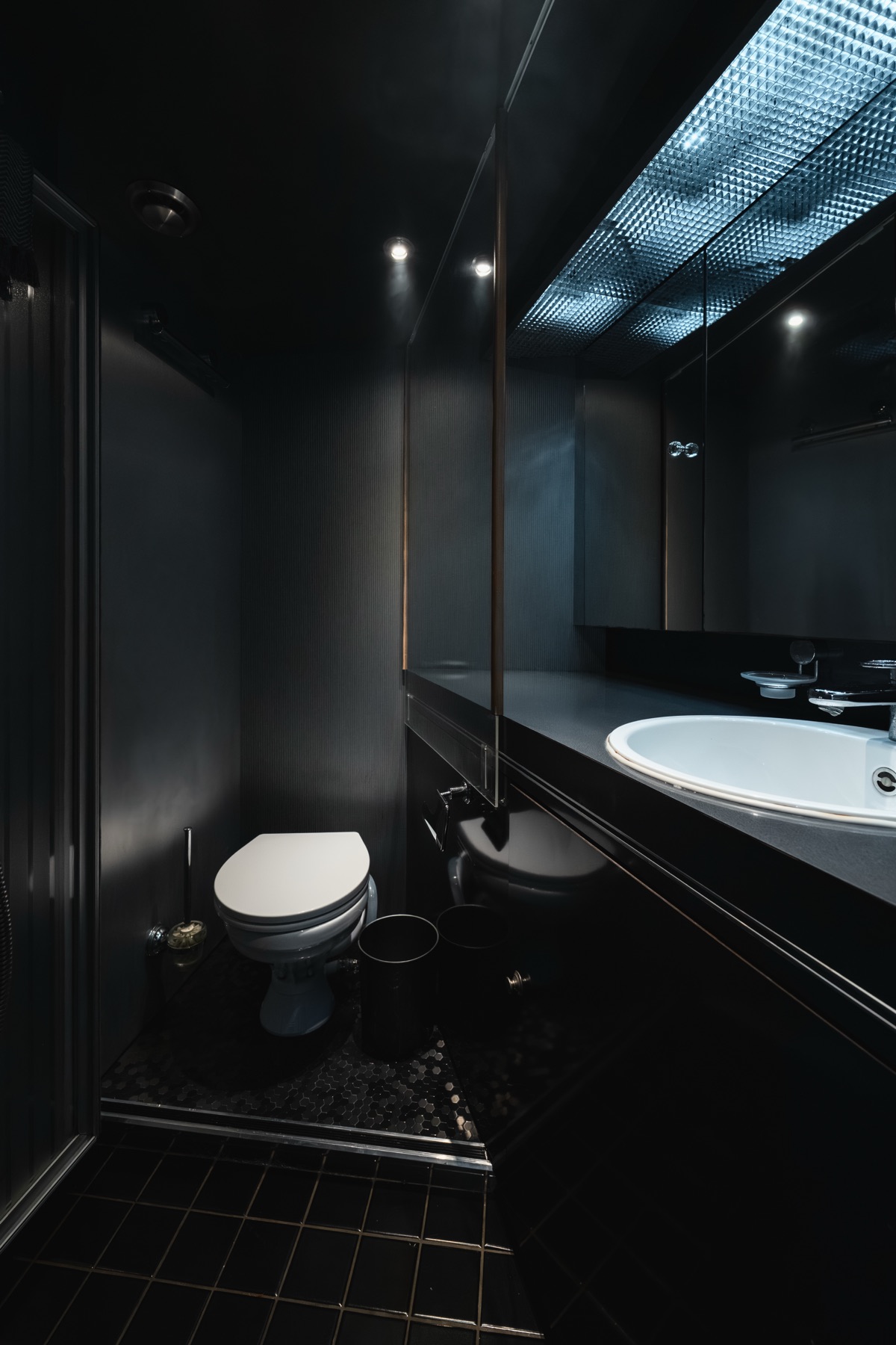 Valhalla Yacht Charters bathrooms photo 3